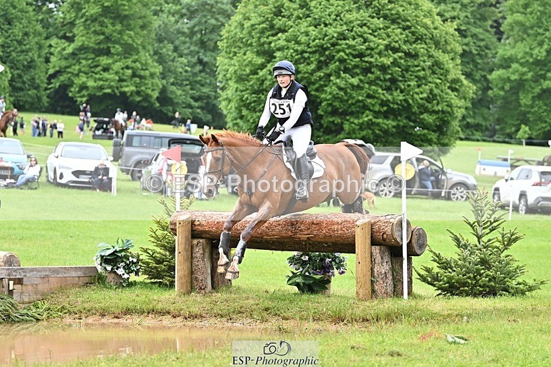 240525-160917-17454 - 251-MILESTONE_GOLD-Gaby_Bull