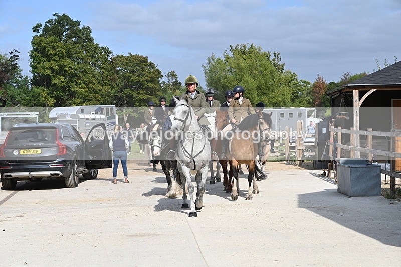 WJ6_3155 - Berks & Bucks - The Old farmhouse - Hound Exercise 20-08-25