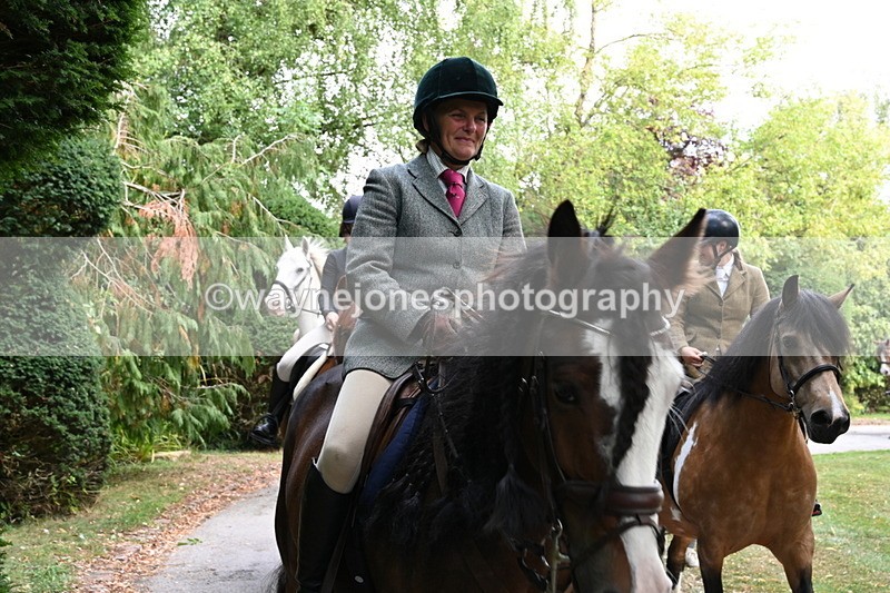 WJ6_4012 - Berks & Bucks - The Old farmhouse - Hound Exercise 20-08-25