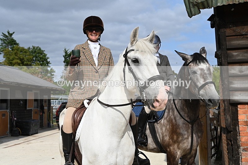 WJ6_3344 - Berks & Bucks - The Old farmhouse - Hound Exercise 20-08-25
