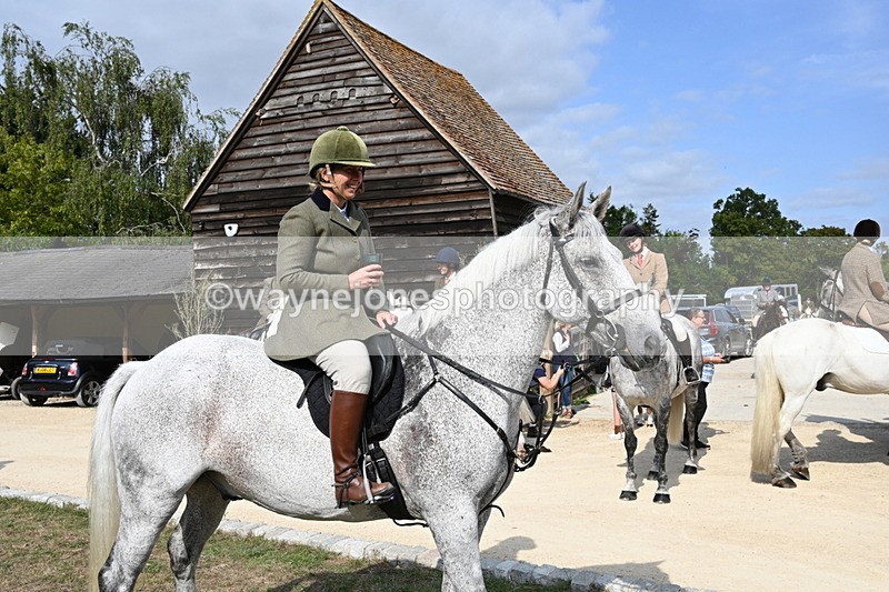 WJ6_3241 - Berks & Bucks - The Old farmhouse - Hound Exercise 20-08-25