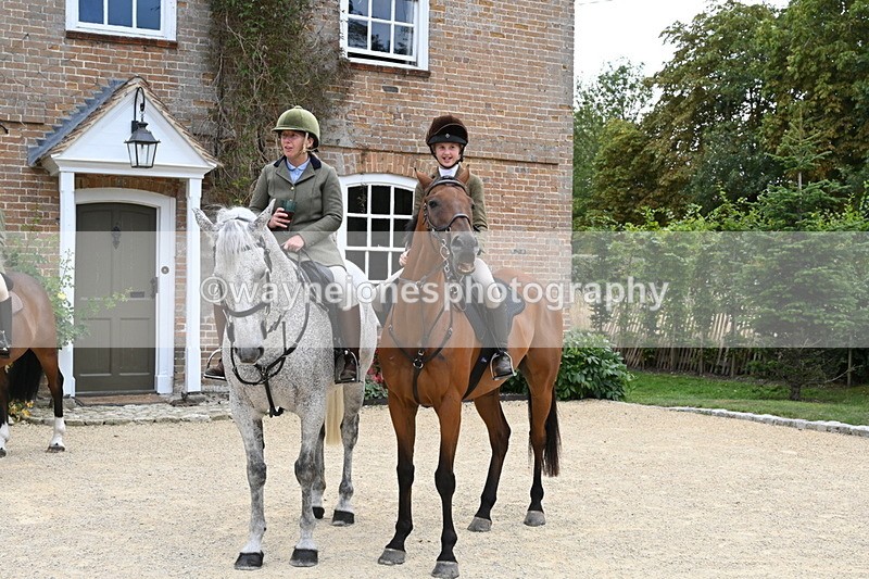 WJ6_3616 - Berks & Bucks - The Old farmhouse - Hound Exercise 20-08-25