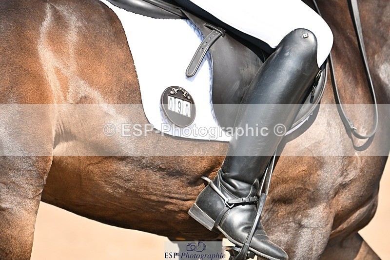 250816-110022-03267 - 090-Sarah.GoddardSaris.Fingers.Crossed