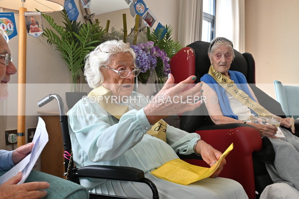 AM3_1061 - Iris and Betty.