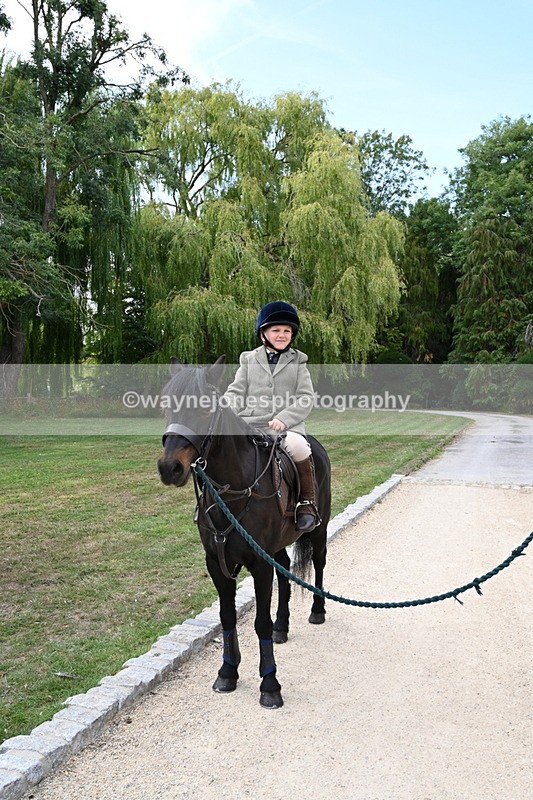 WJ6_3768 - Berks & Bucks - The Old farmhouse - Hound Exercise 20-08-25