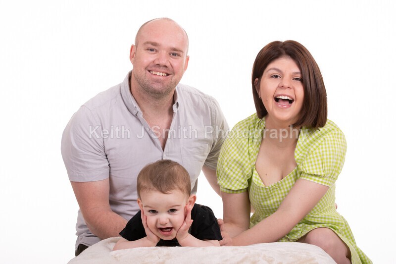 2KJS2747 - Jannie, Kristen & family. Studio