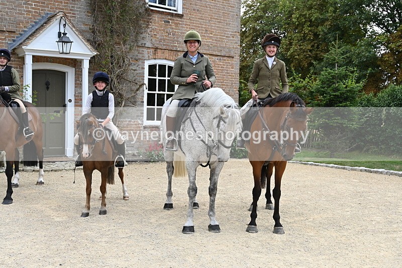 WJ6_3703 - Berks & Bucks - The Old farmhouse - Hound Exercise 20-08-25