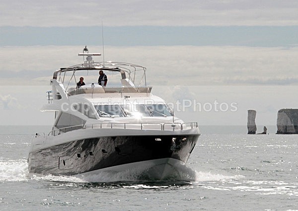 110830 SUNSEEKER ON TEST IMG_4629 - Flybridge Cruisers
