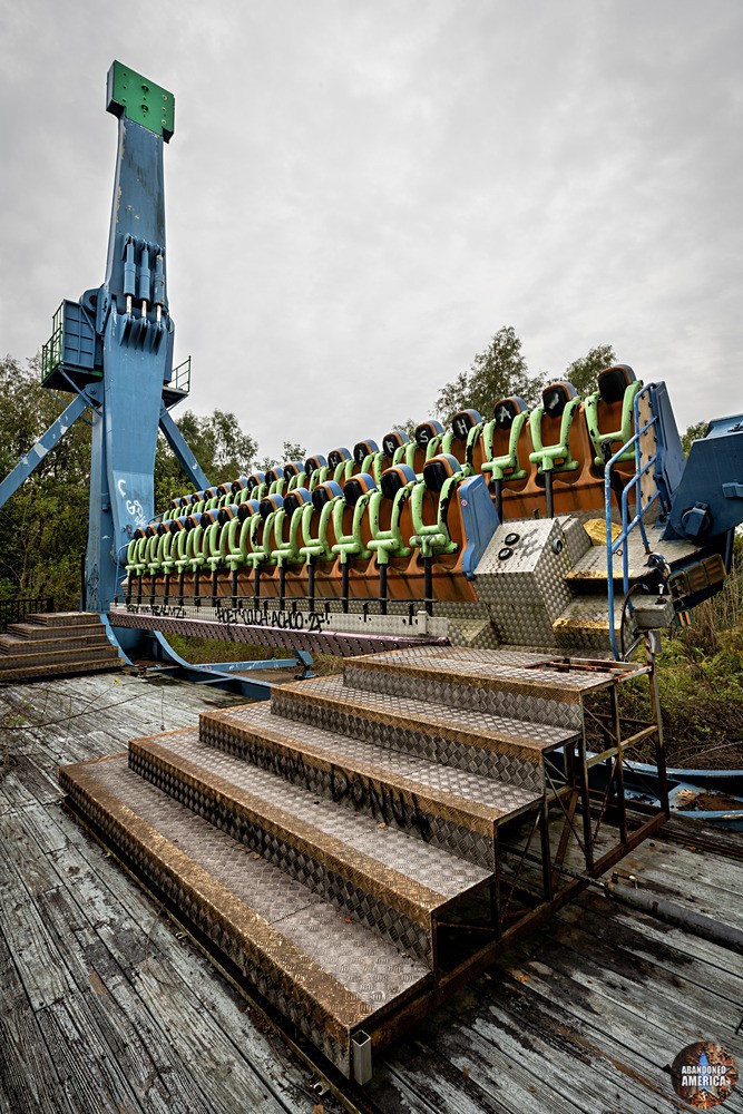 Abandoned Six Flags (New Orleans, LA) | Invertatron Entrance - Six Flags New Orleans