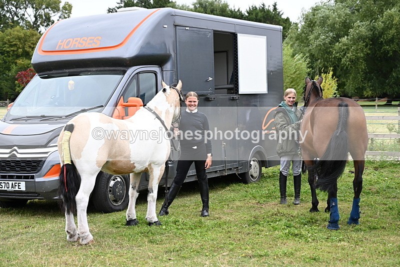 WJ6_2822 - Berks & Bucks - The Old farmhouse - Hound Exercise 20-08-25