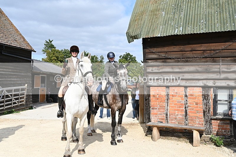 WJ6_3329 - Berks & Bucks - The Old farmhouse - Hound Exercise 20-08-25