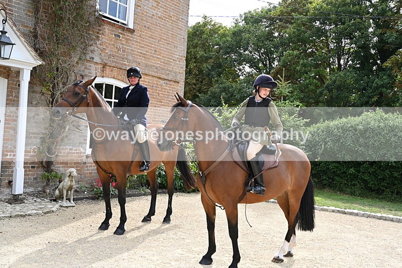 WJ6_3460 - Berks & Bucks - The Old farmhouse - Hound Exercise 20-08-25