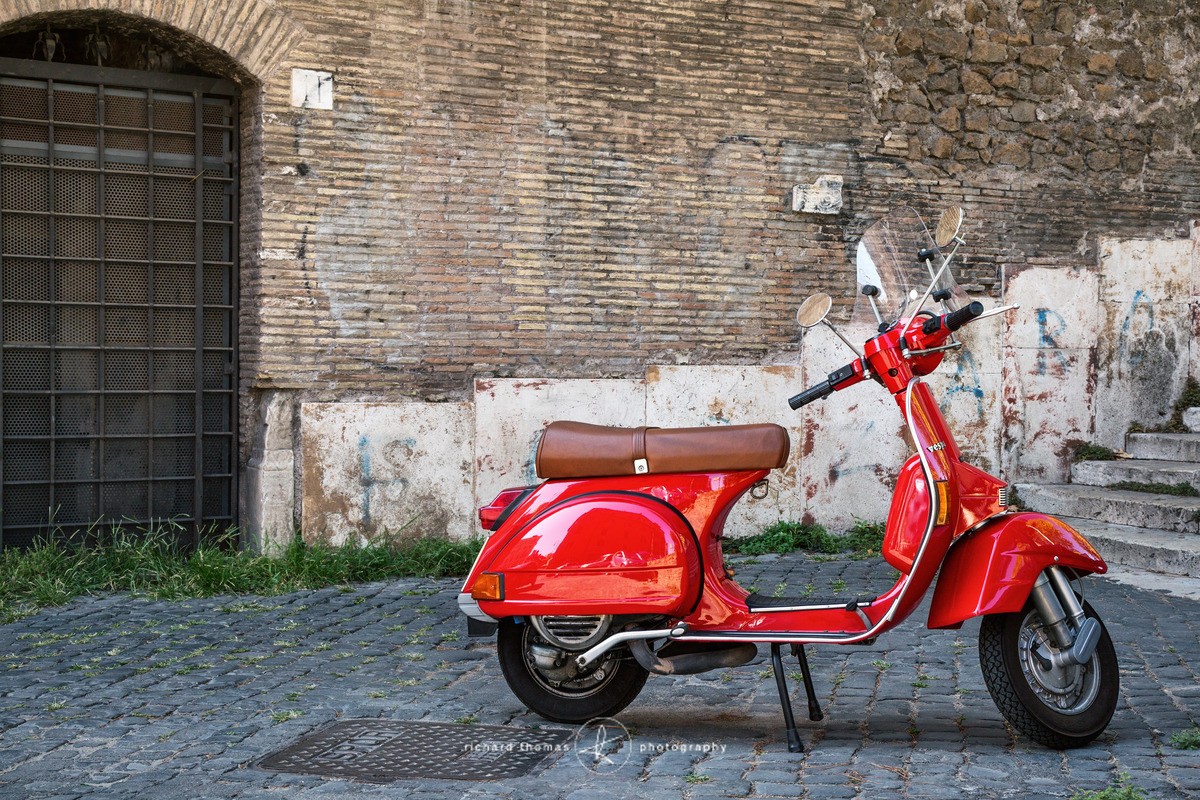 Red Vespa in Rome II - Veicoli d’Italia