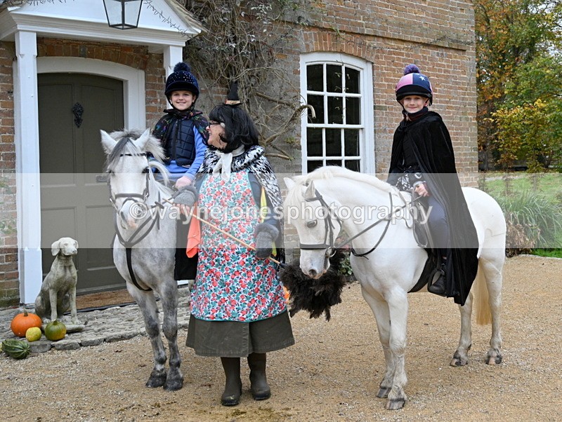 WJ7_6855 - Berks & Bucks - Children's Meet - The Old Farmhouse – Steventon.