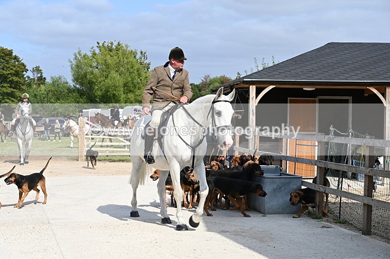 WJ6_3134 - Berks & Bucks - The Old farmhouse - Hound Exercise 20-08-25