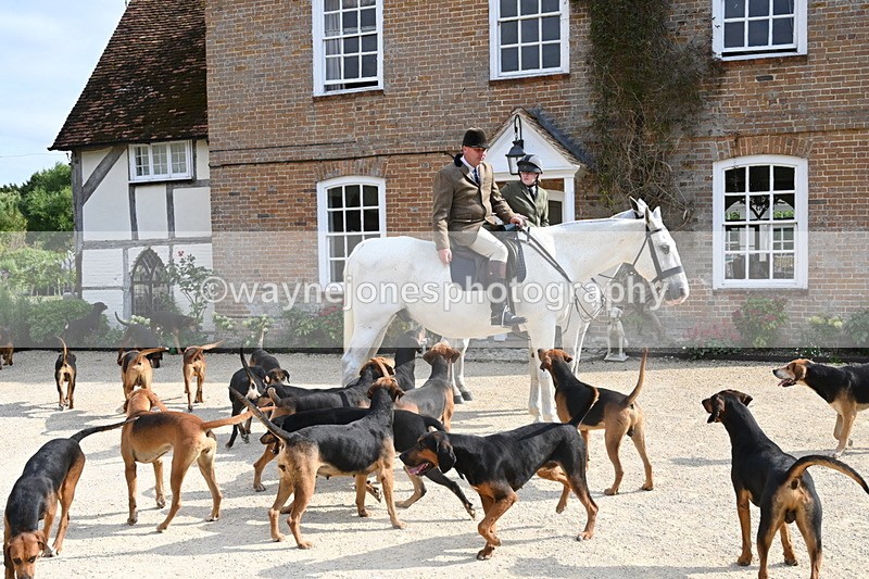 WJ6_3296 - Berks & Bucks - The Old farmhouse - Hound Exercise 20-08-25