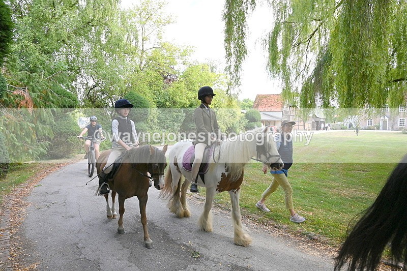 WJ6_4079 - Berks & Bucks - The Old farmhouse - Hound Exercise 20-08-25