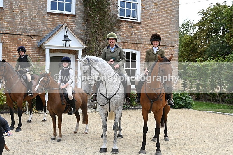 WJ6_3657 - Berks & Bucks - The Old farmhouse - Hound Exercise 20-08-25