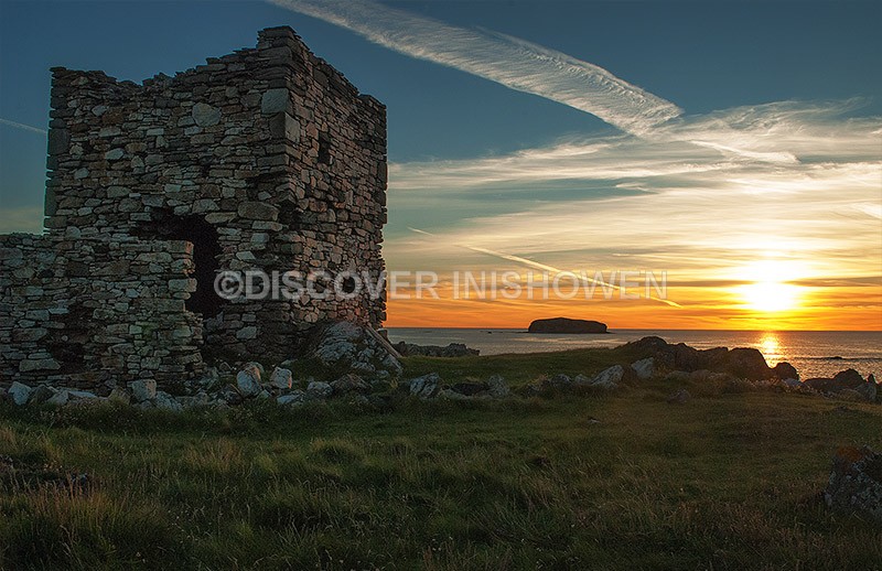 Carrickabraghy castle and Glashedy island at sunset - Nature