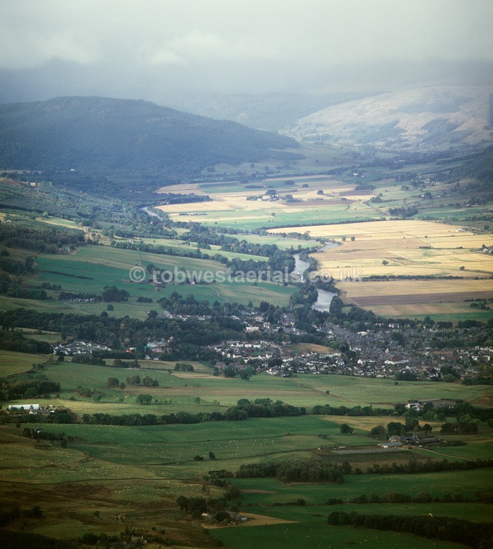 A00464C Village of Aberfeldy and Tay Valley in 2003 - Settlements, infrastructure and attractions