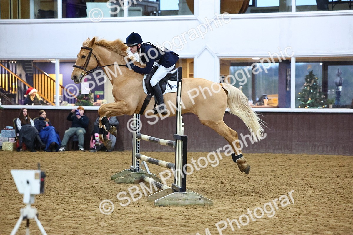 SBM_002558 - Class 6 - Holly & Ivy Stakes - 90cm