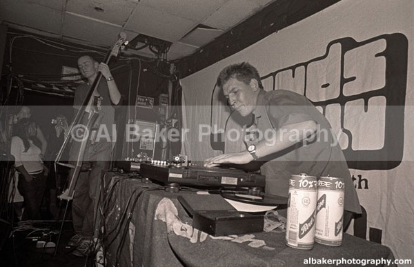 10 fingathing - Friends & Family @ the-roadhouse 18.11.00