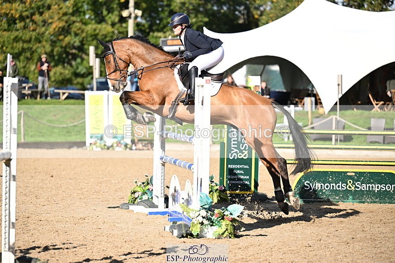 251024A-125215-10497 - C-240-Issy.Hollidge