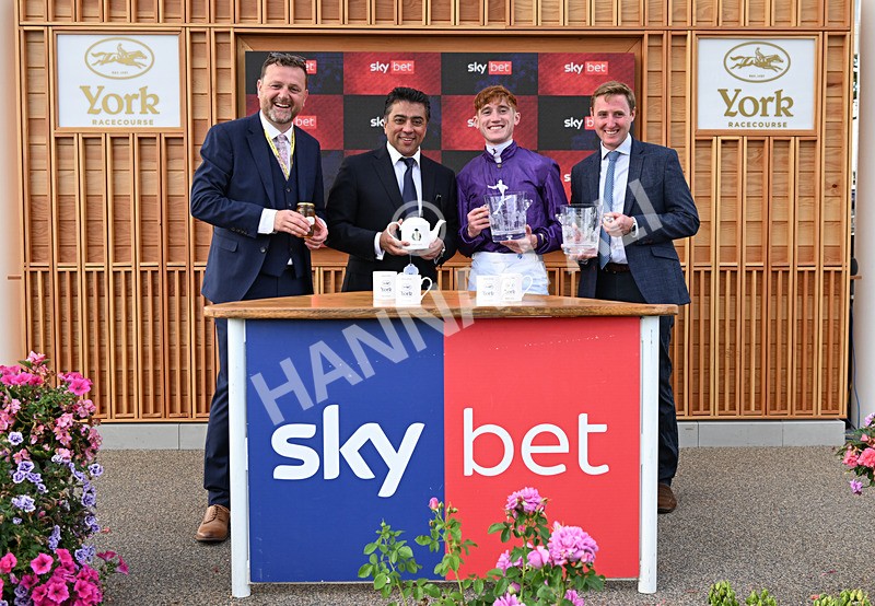 190826-278 Henley On Thames - Race 7 17.20pm Sky Bet Nursery Handicap