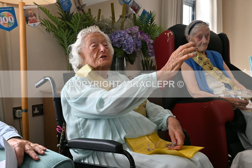 AM3_1171 - Iris and Betty.