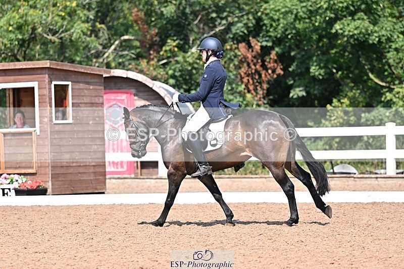 250816-122210-03992 - 090-Sarah.GoddardSaris.Fingers.Crossed