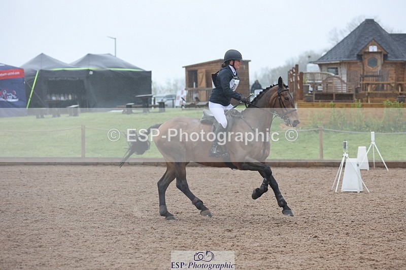 250418-115836-01787 - 080-Tichy.Sanders-SPARHANGER.VELVET