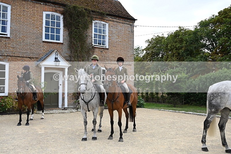 WJ6_3597 - Berks & Bucks - The Old farmhouse - Hound Exercise 20-08-25