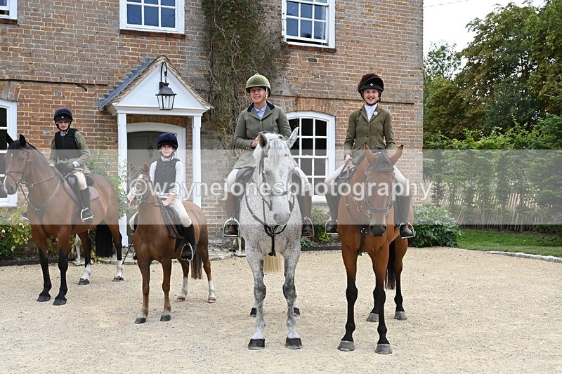 WJ6_3670 - Berks & Bucks - The Old farmhouse - Hound Exercise 20-08-25