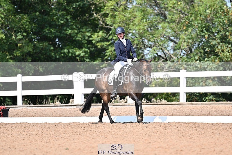 250816-122233-03995 - 090-Sarah.GoddardSaris.Fingers.Crossed