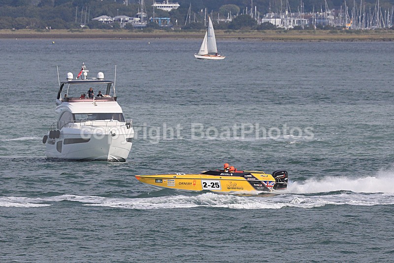 210829 TOP BANANA 2-25 COWES TORQUAY    1Y3A2827 - Racing Powerboats