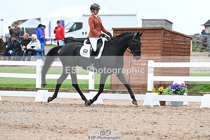 250907-122349-08338 - 004-Charlotte.DickerDevaldi's.Kiss