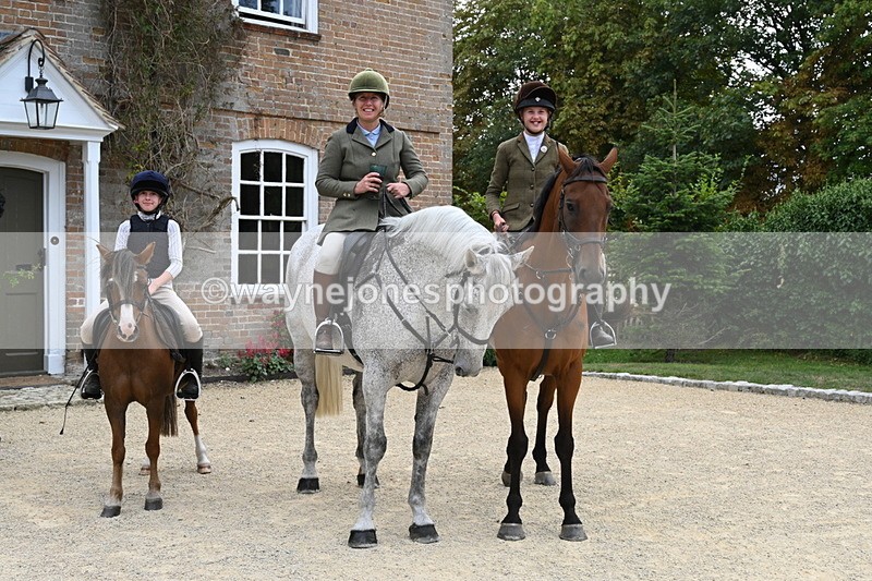WJ6_3712 - Berks & Bucks - The Old farmhouse - Hound Exercise 20-08-25