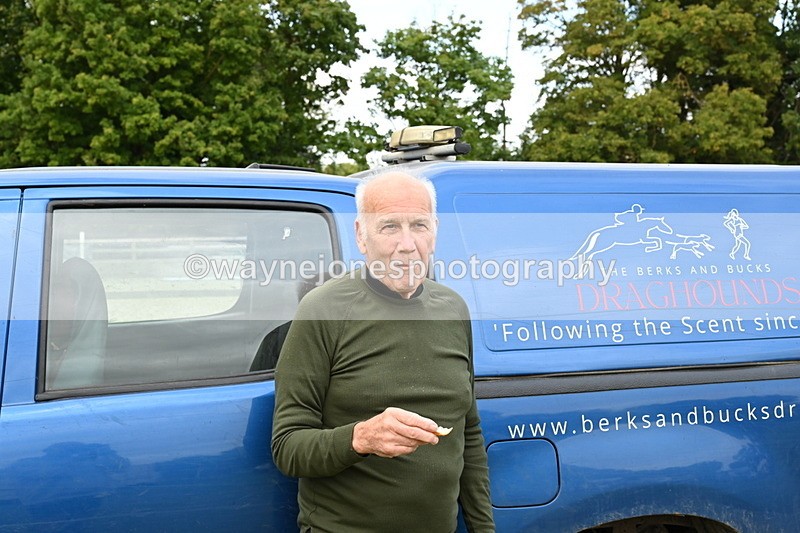 WJ6_3012 - Berks & Bucks - The Old farmhouse - Hound Exercise 20-08-25