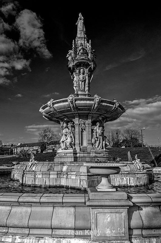 Doulton Fountain, Glasgow - 7205_Vibrant bw - HDR effects