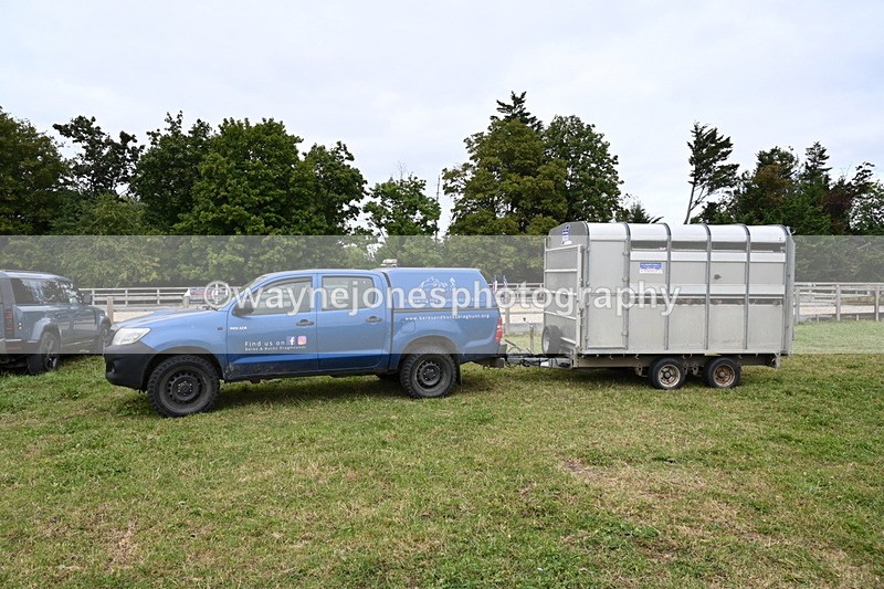 WJ6_2928 - Berks & Bucks - The Old farmhouse - Hound Exercise 20-08-25