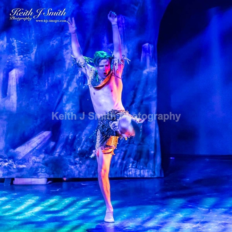 7KJS0969 - Ambition show team