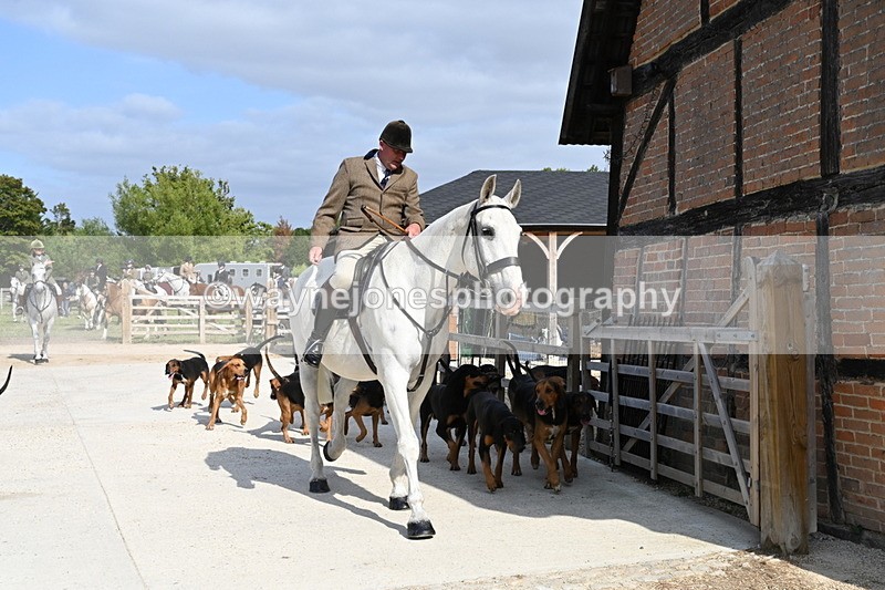 WJ6_3149 - Berks & Bucks - The Old farmhouse - Hound Exercise 20-08-25