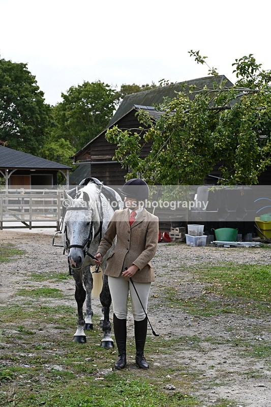 WJ6_3112 - Berks & Bucks - The Old farmhouse - Hound Exercise 20-08-25