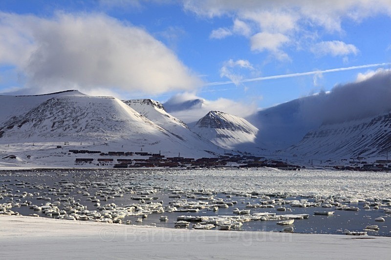 Longyearbyen 6862 - Winter in the daylight