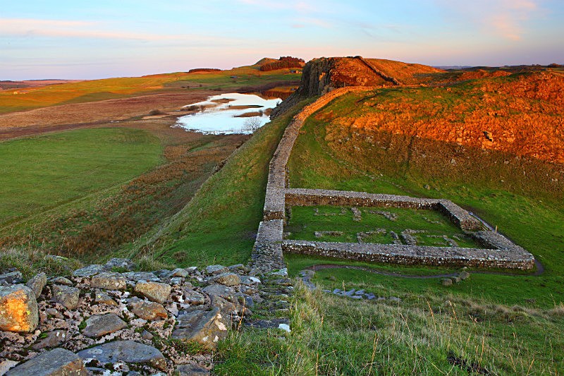 Hadrians Wall and the remains of milecastle 39   ref 7048 - Northumberland