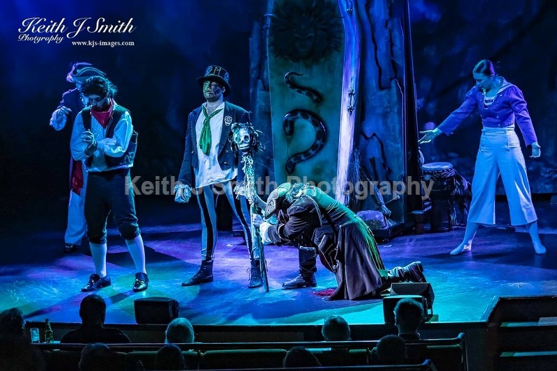 7KJS0986 - Ambition show team