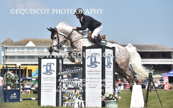 JAC_1242 - CLASS 3 Andrew Hamilton Coach, RHS Foxhunter Championship Qualifier