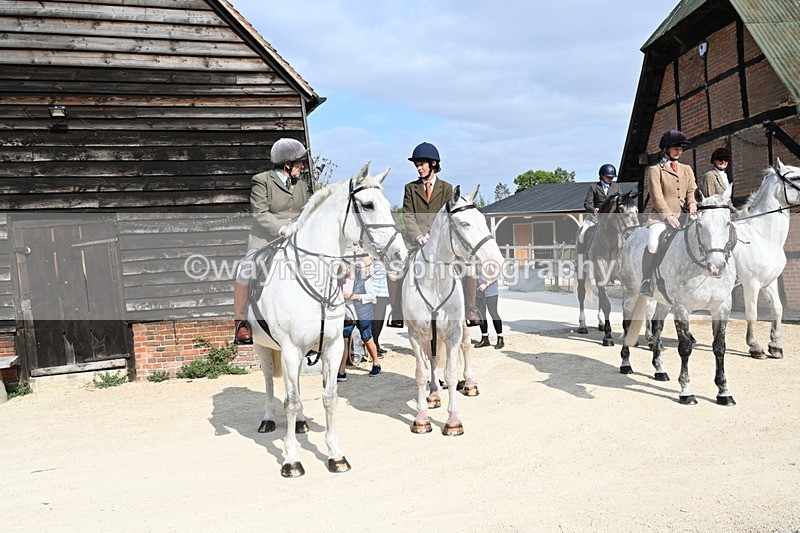 WJ6_3237 - Berks & Bucks - The Old farmhouse - Hound Exercise 20-08-25