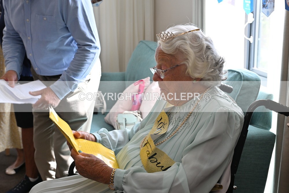 AM3_1042 - Iris and Betty.