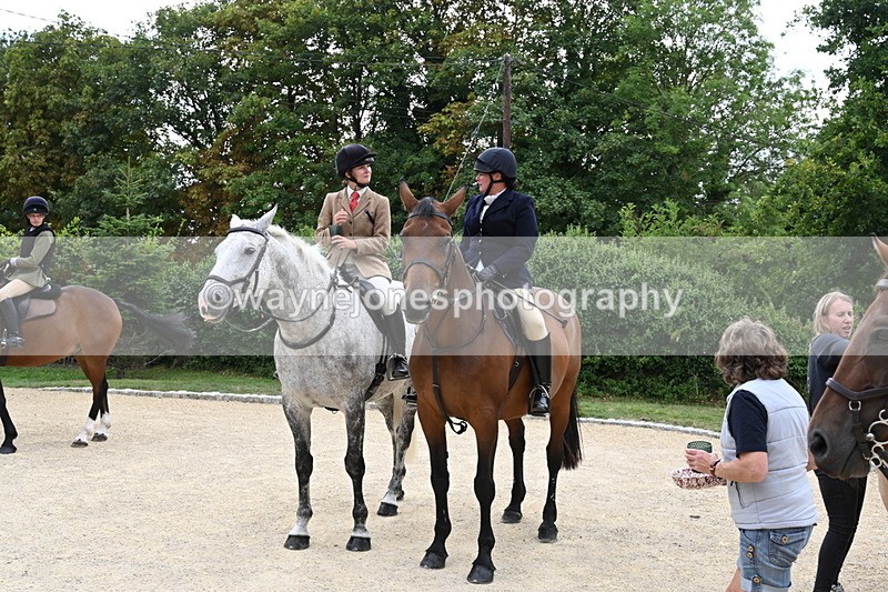 WJ6_3549 - Berks & Bucks - The Old farmhouse - Hound Exercise 20-08-25